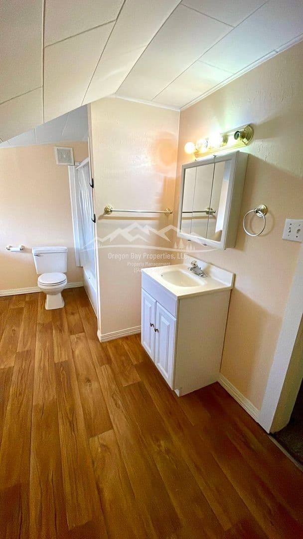 Coquille Apartment: 310 N. Dean St