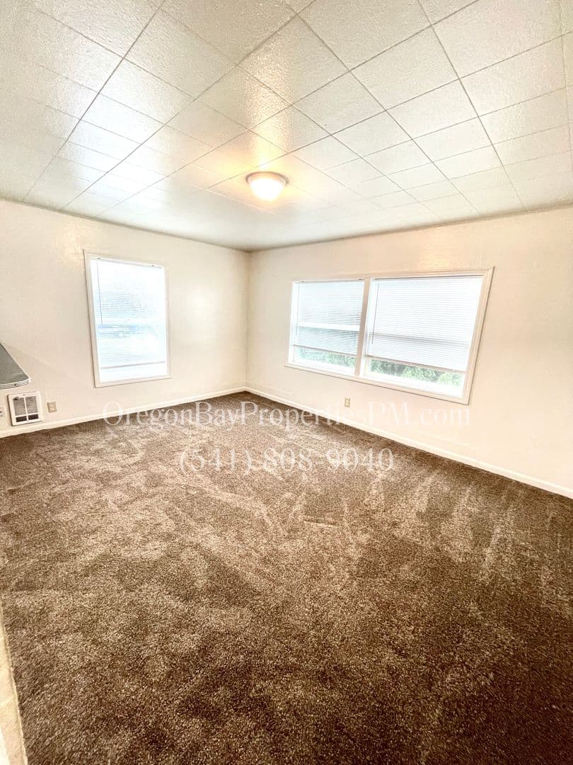 Myrtle Point Apartment: 426 4th St