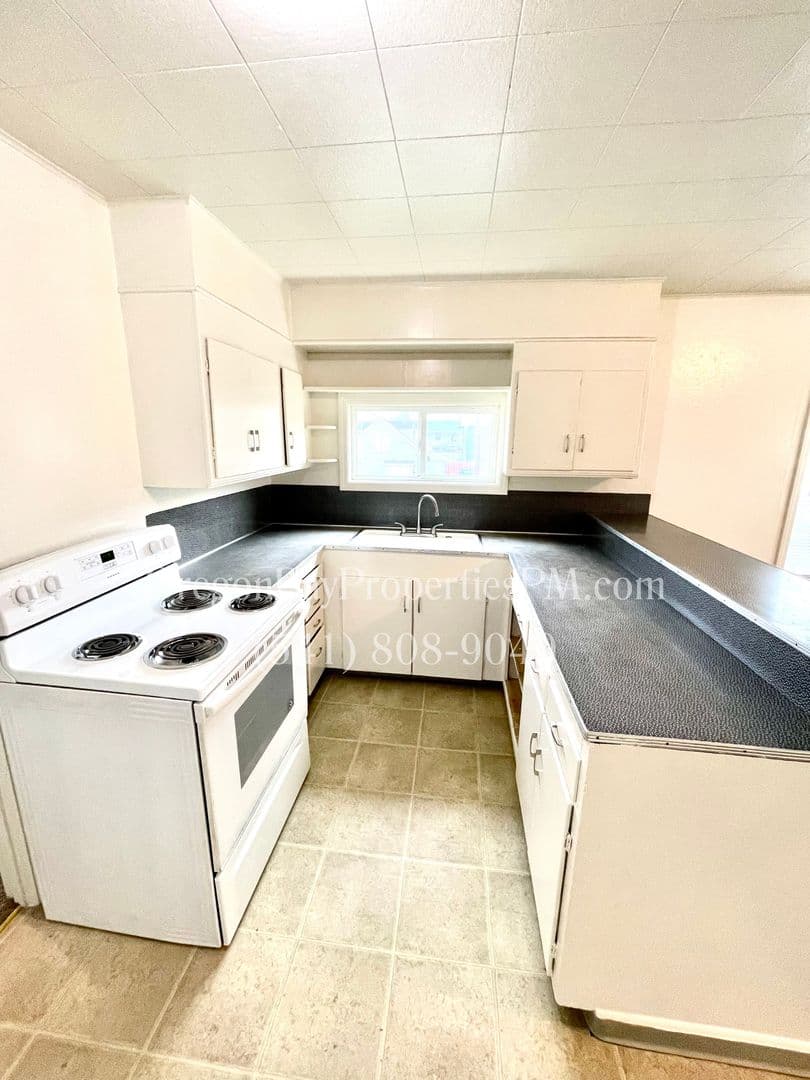 Myrtle Point Apartment: 426 4th St