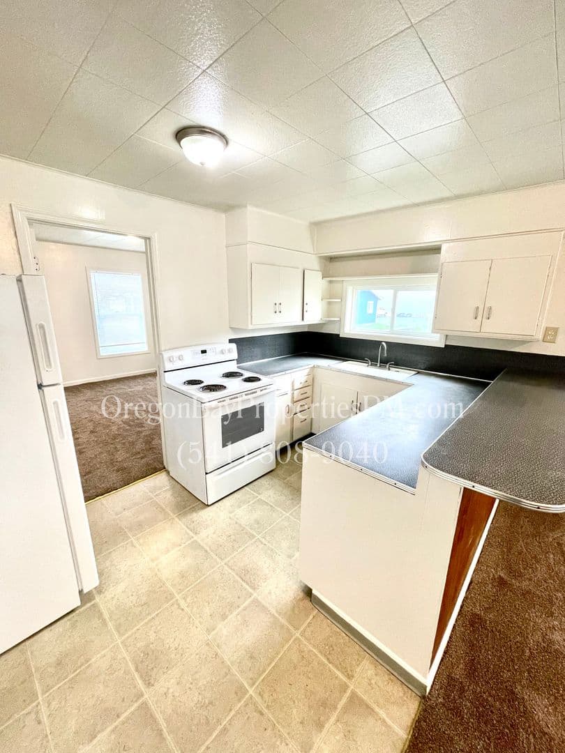 Myrtle Point Apartment: 426 4th St