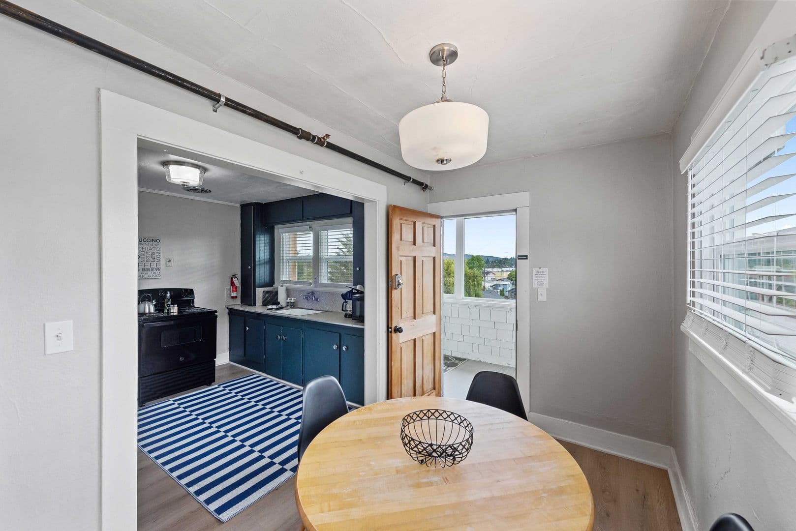 Coos Bay Apartment: 864 S 5th St. #2