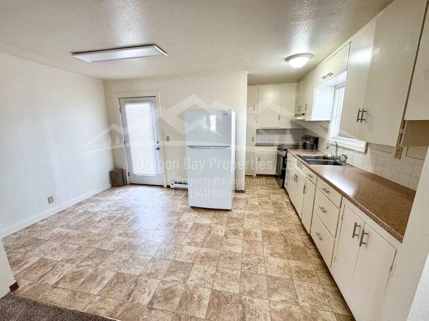 Reedsport Apartment: 920 Winchester Ave