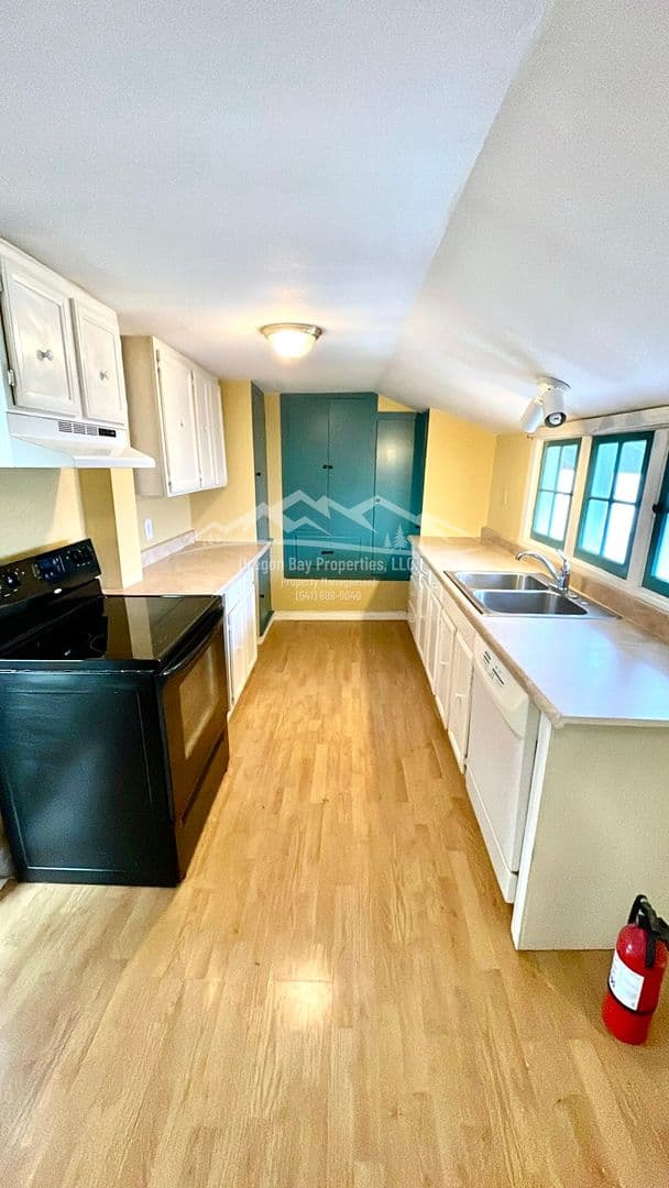 Coquille Apartment: 310 N. Dean St