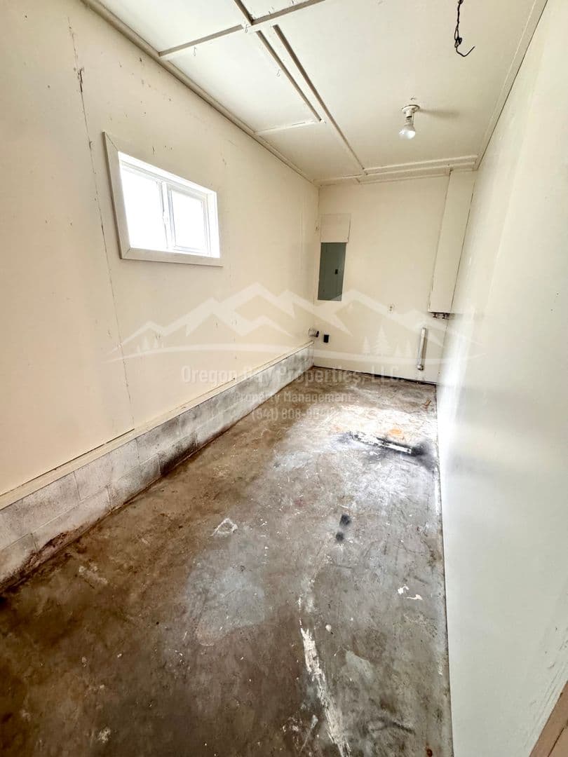 Reedsport Apartment: 920 Winchester Ave