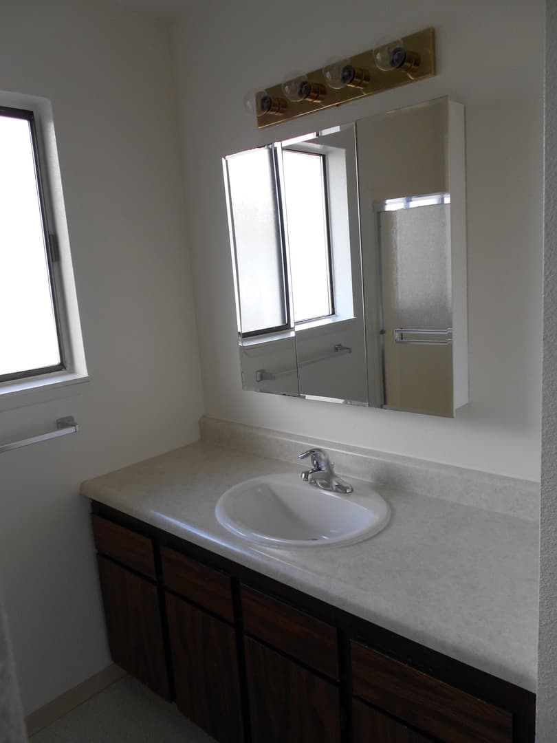 Coos Bay Apartment: 355 South 8th Street