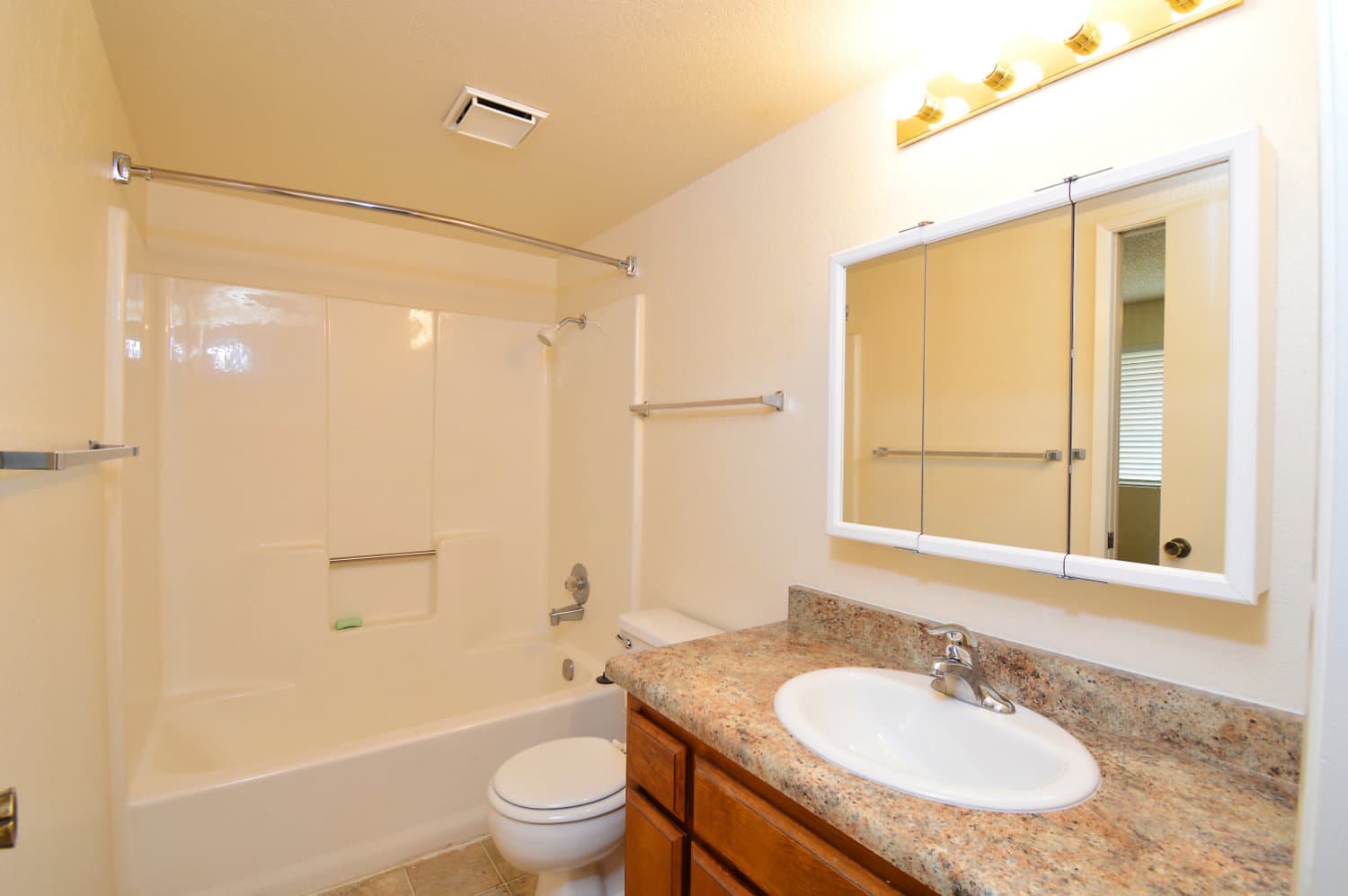 Bakersfield Apartment: 4841 Columbus St.