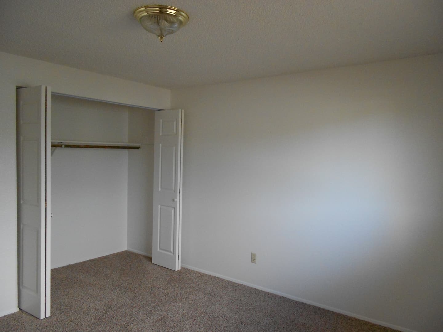 Coos Bay Apartment: 355 South 8th Street