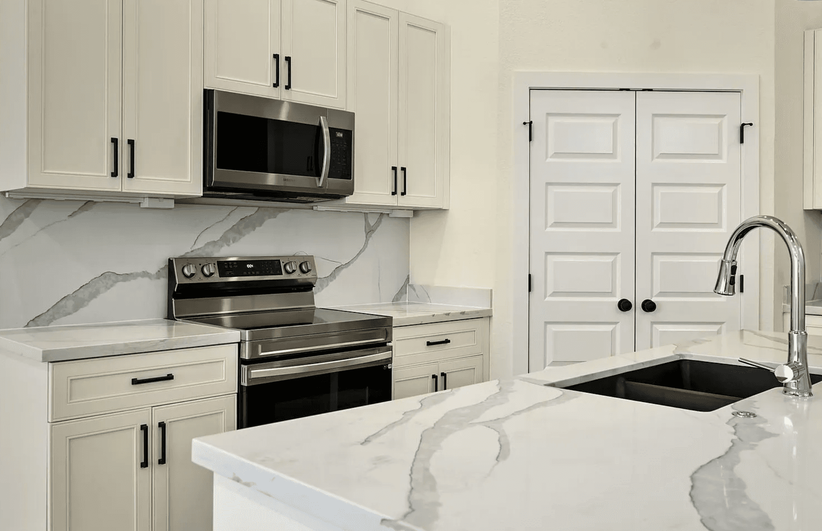 Raymore Townhome: 213 E. Maplewood Ln
