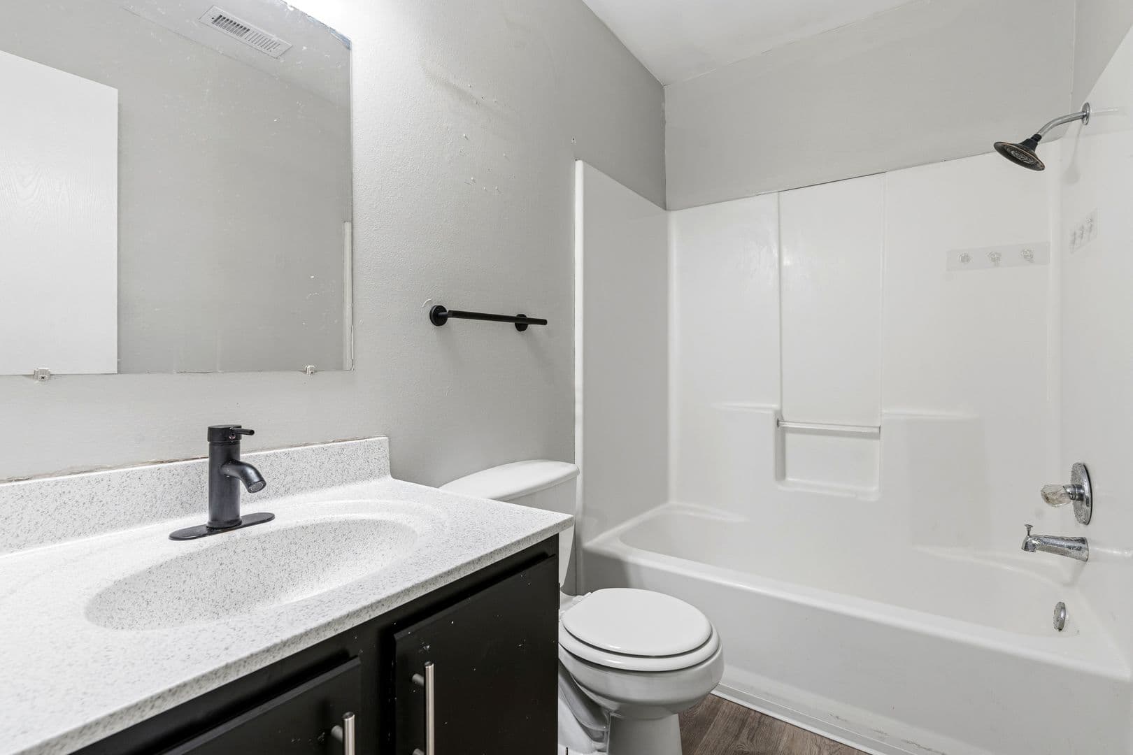 Warrensburg Apartment: 412 S Main St