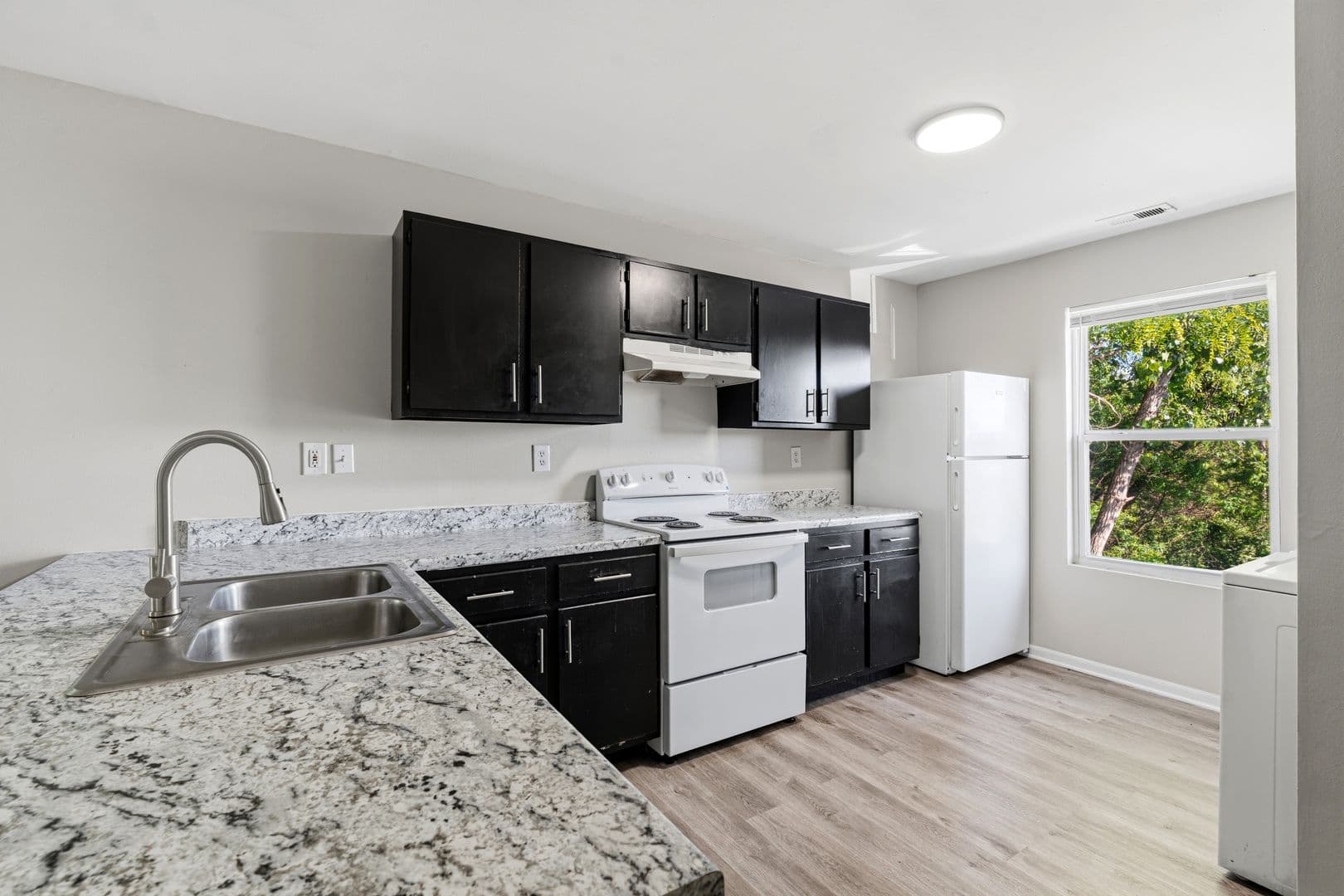 Warrensburg Apartment: 412 S Main St