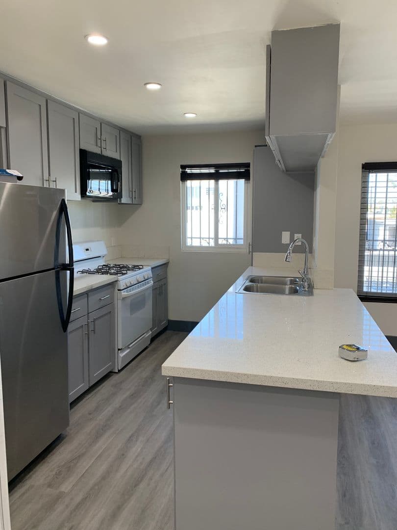 Los Angeles Apartment: 1881 Jefferson Blvd