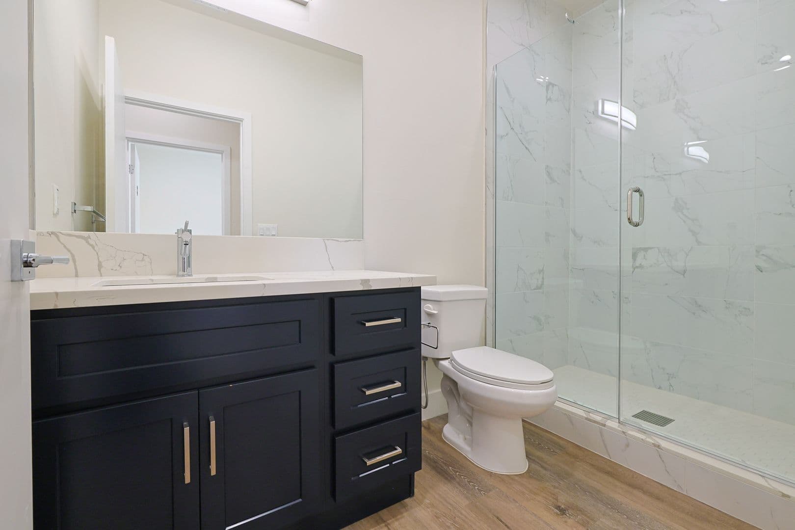 Los Angeles Apartment: 1422 W 29th St