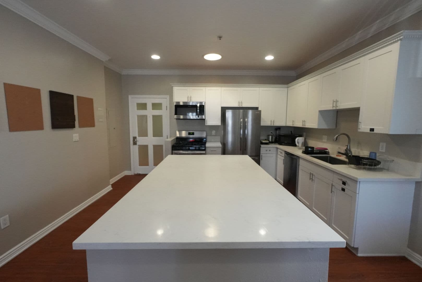 Los Angeles Apartment: 668 W 28th St