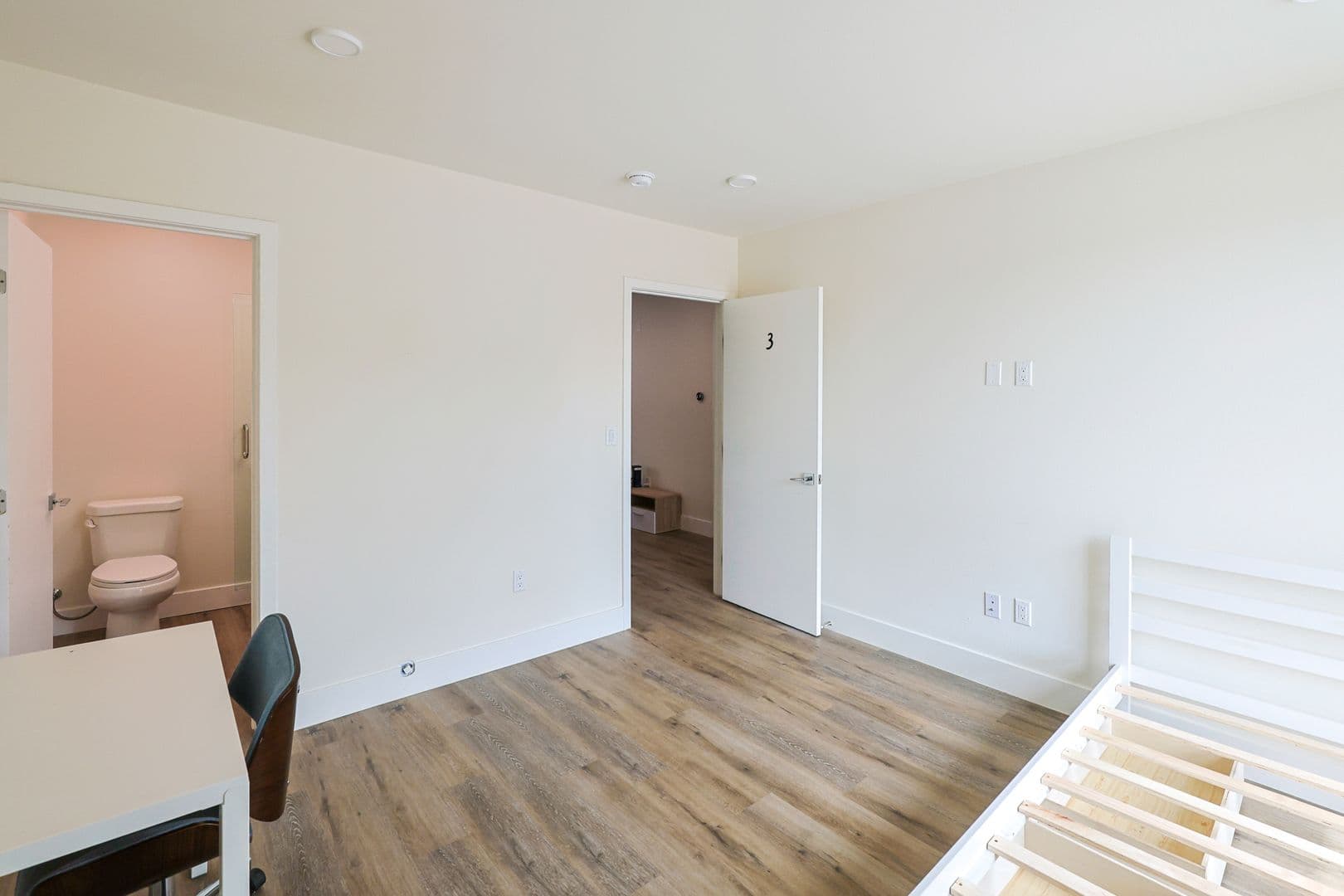 Los Angeles Apartment: 1118 W 37th Dr