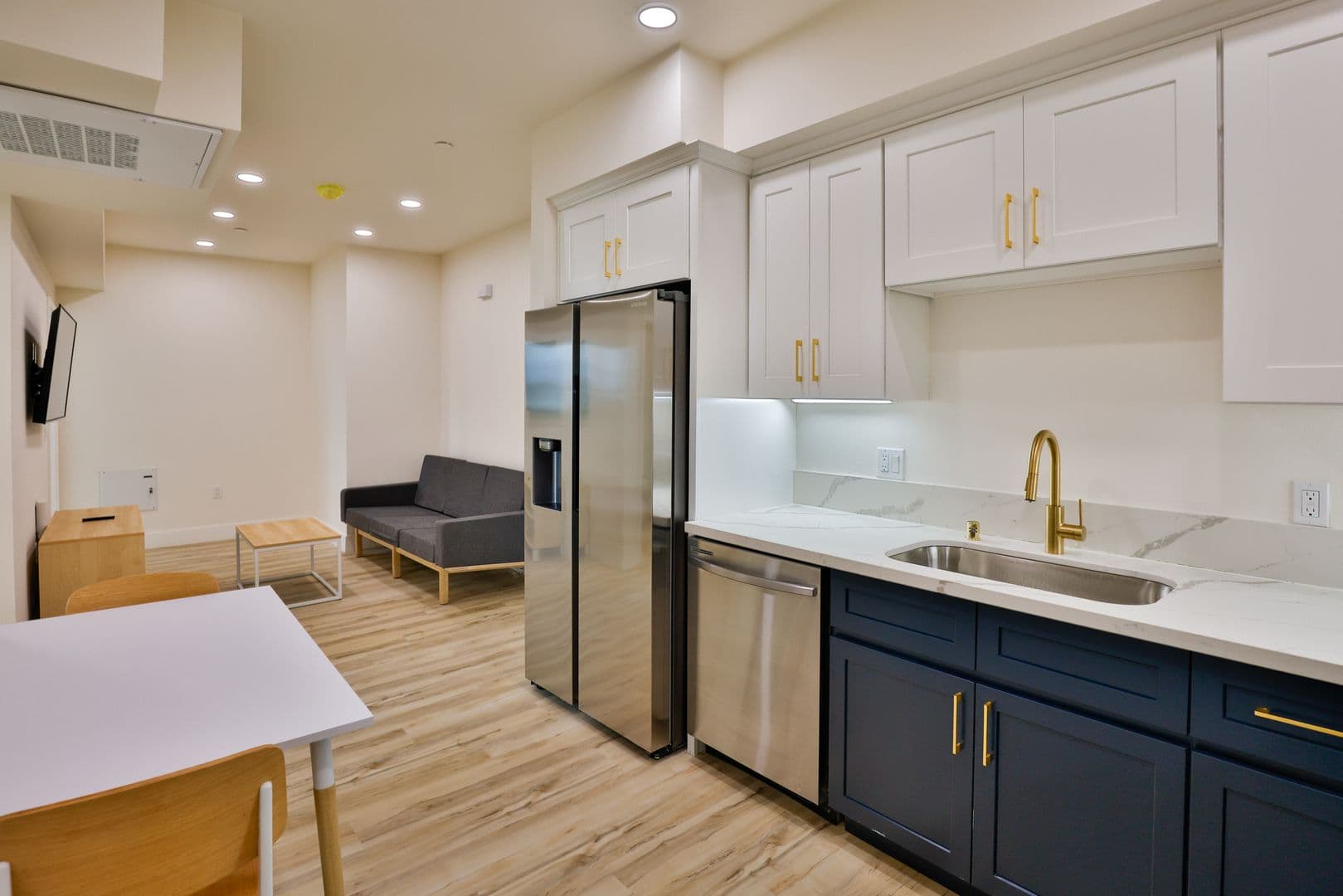 Los Angeles Apartment: 1421 W Adams Blvd