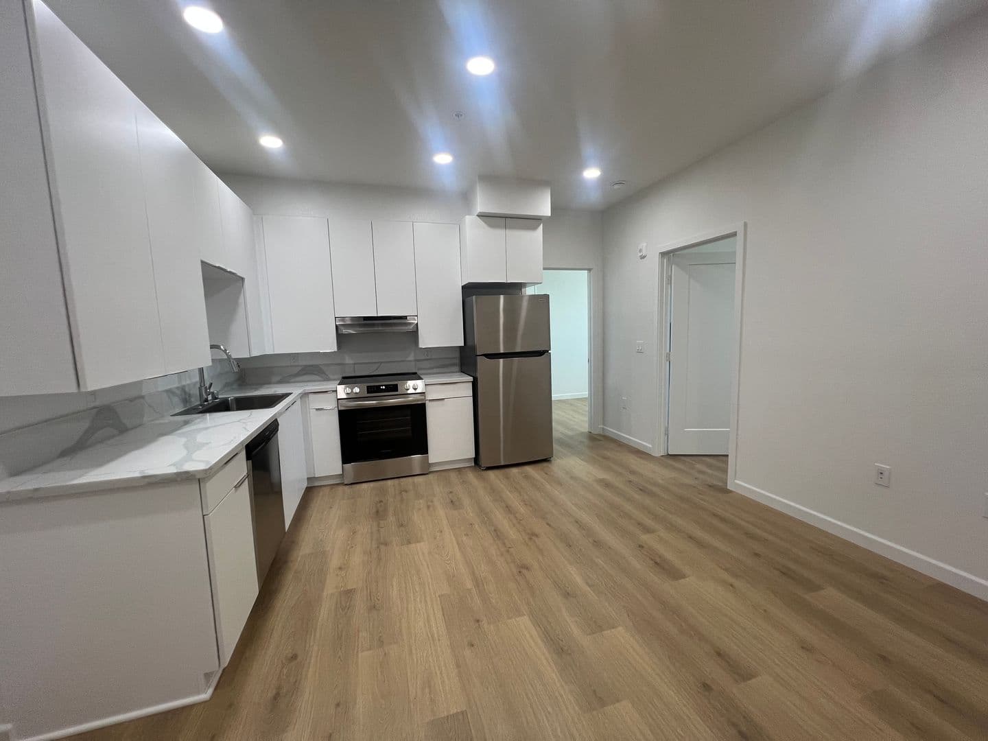 Los Angeles Apartment: 2900 S Orange Dr