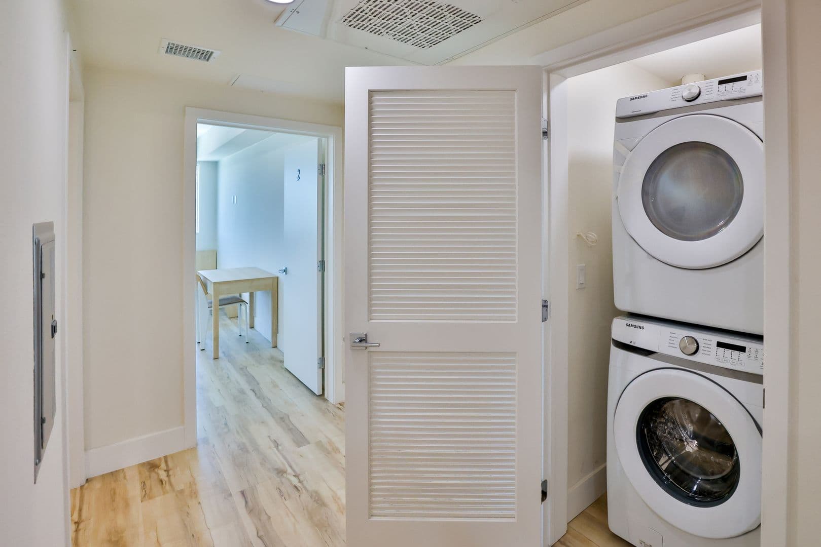 Los Angeles Apartment: 1421 W Adams Blvd