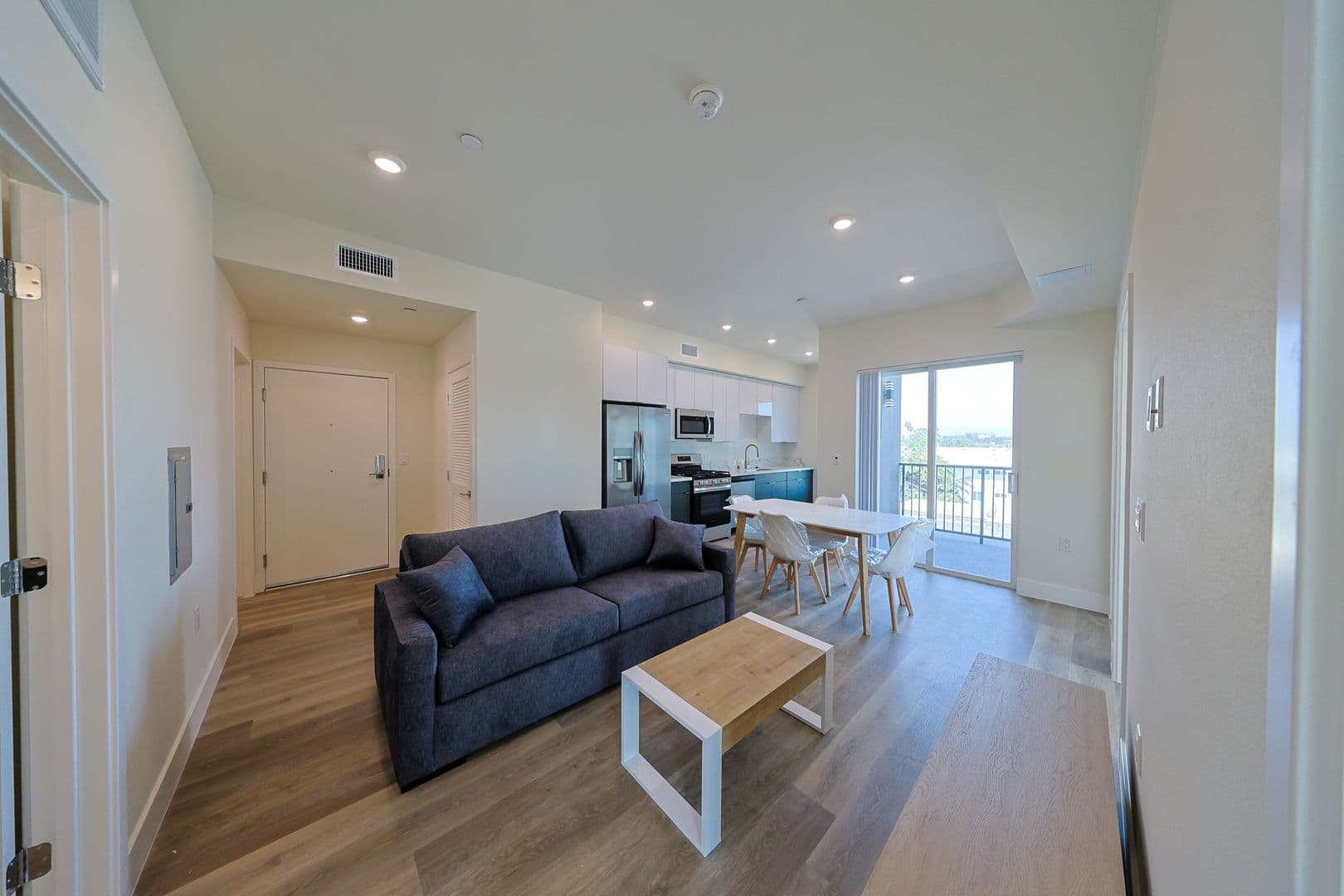 Los Angeles Apartment: 1317 W Jefferson Blvd