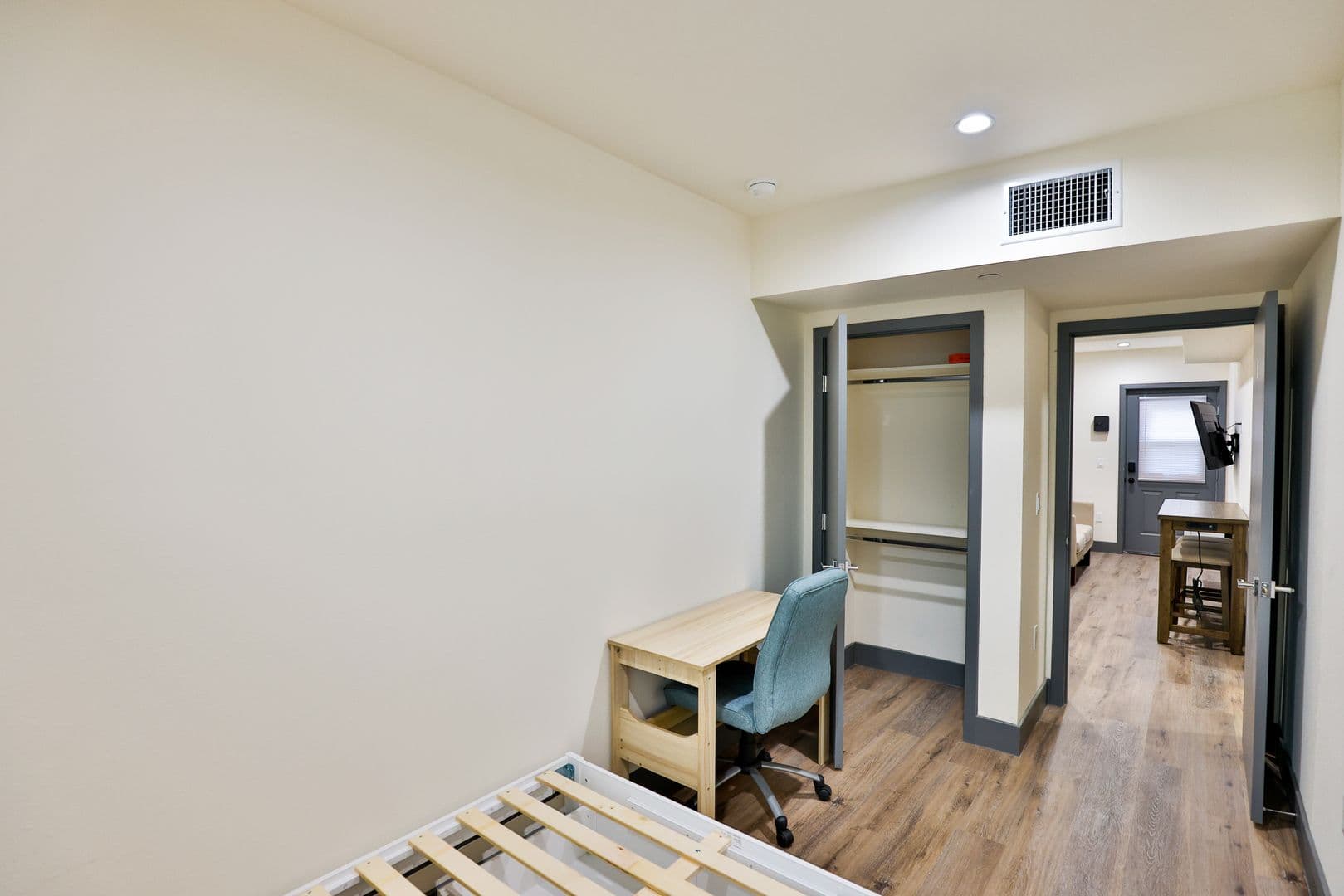 Los Angeles Apartment: 1180 W 37th Pl