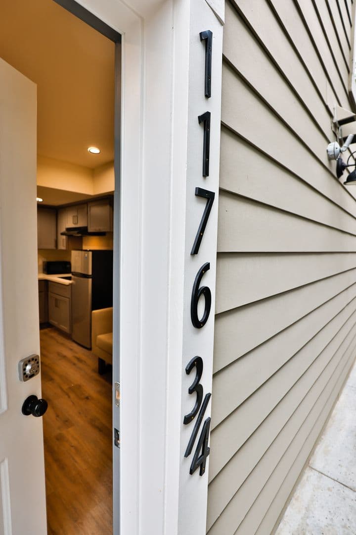 Los Angeles Apartment: 1180 W 37th Pl