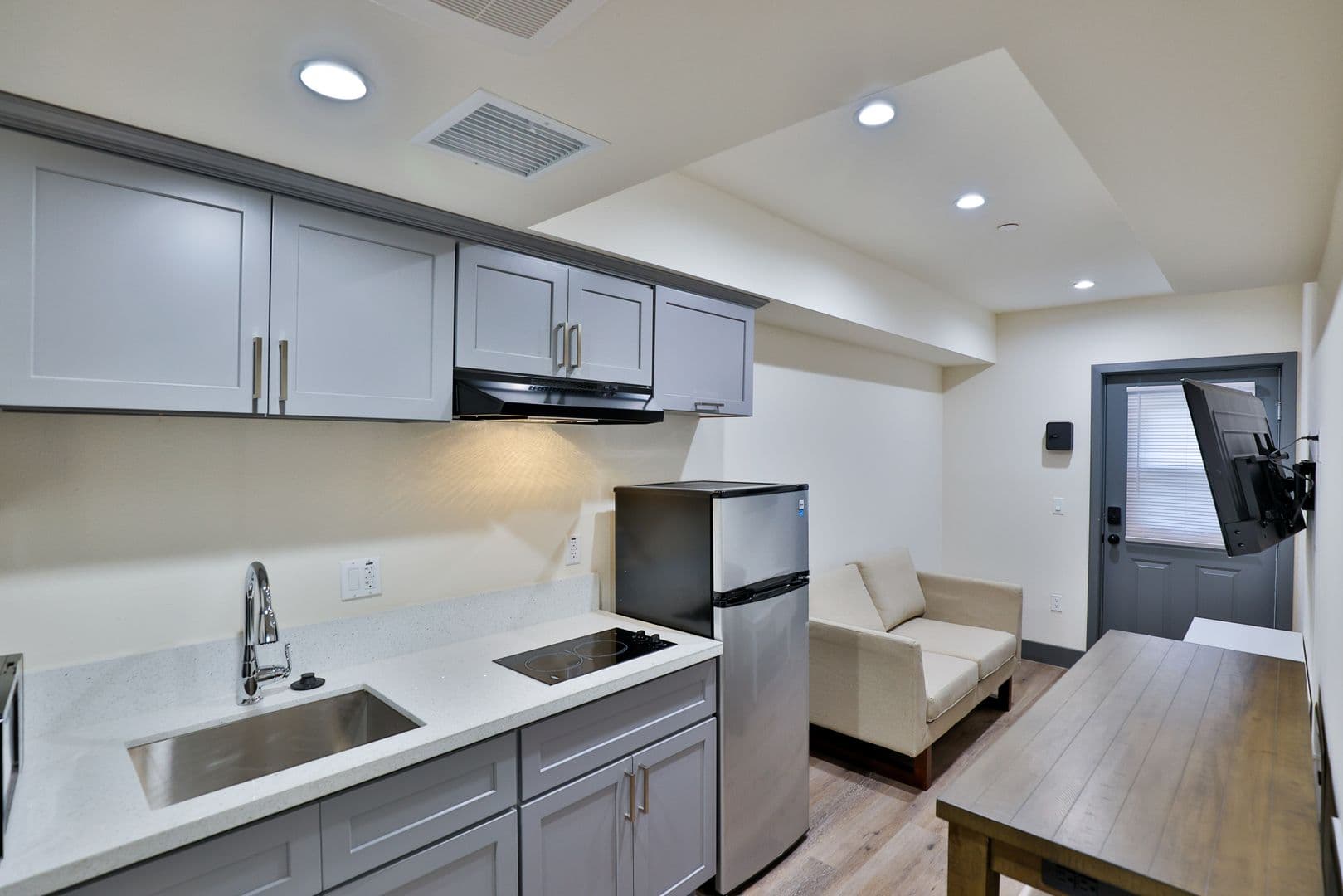Los Angeles Apartment: 1180 W 37th Pl