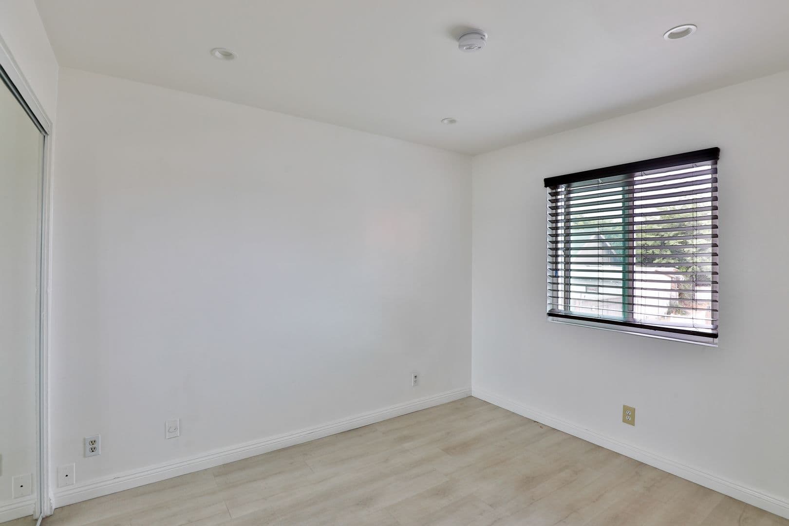 Los Angeles Apartment: 1881 Jefferson Blvd