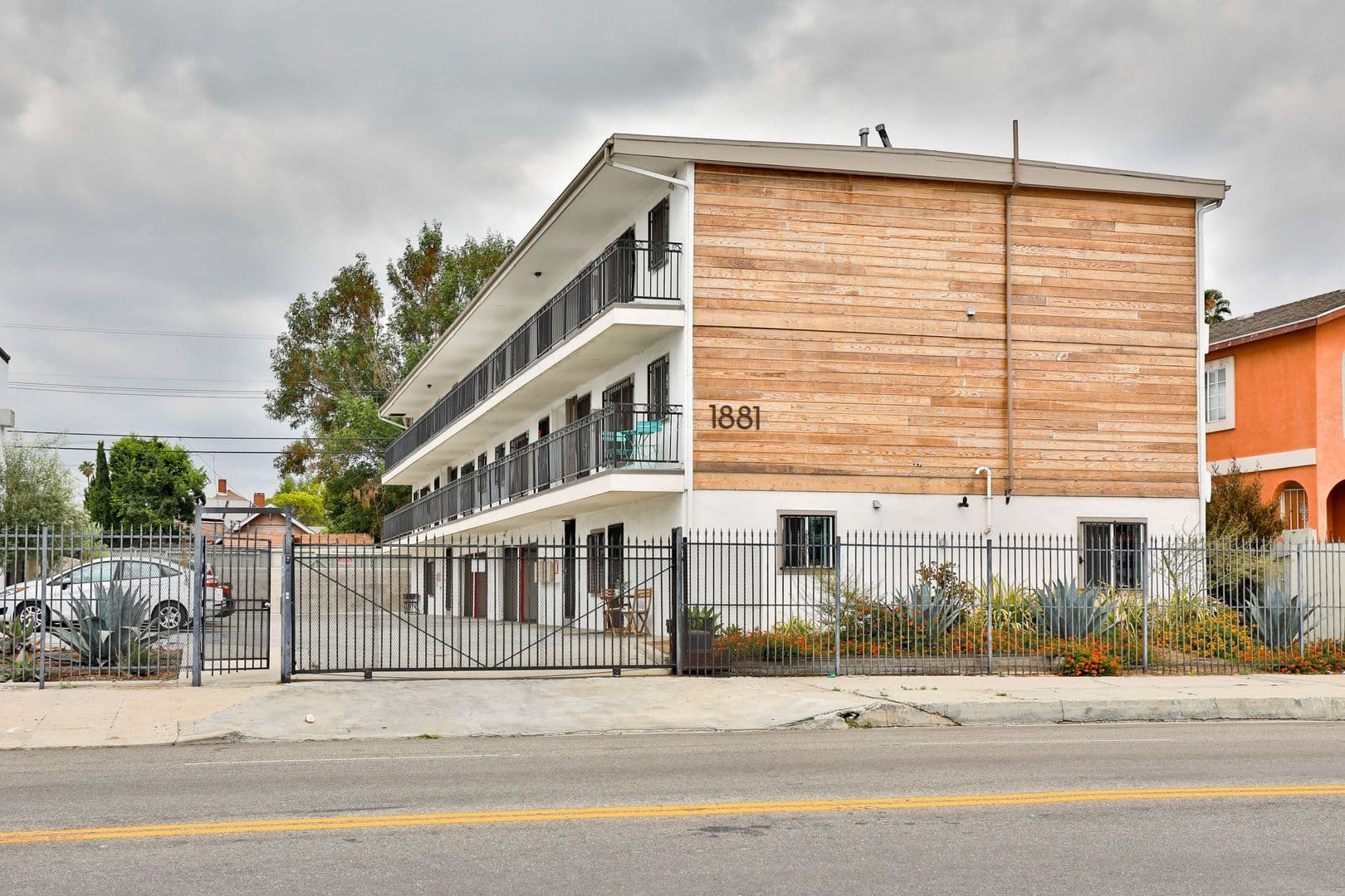 Los Angeles Apartment: 1881 Jefferson Blvd