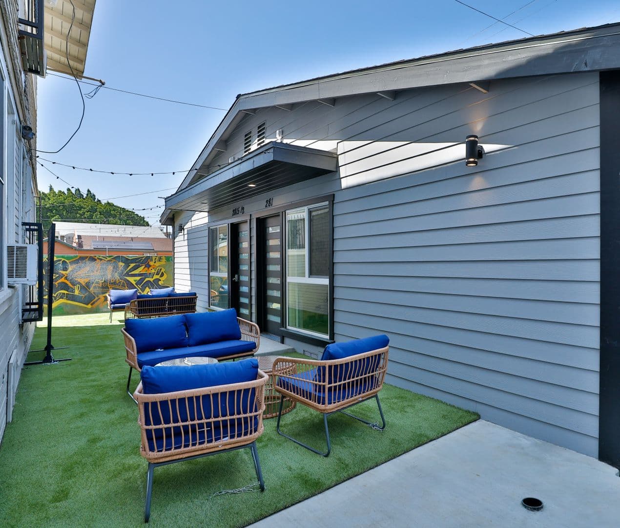 Los Angeles Apartment: 2811 Menlo Ave