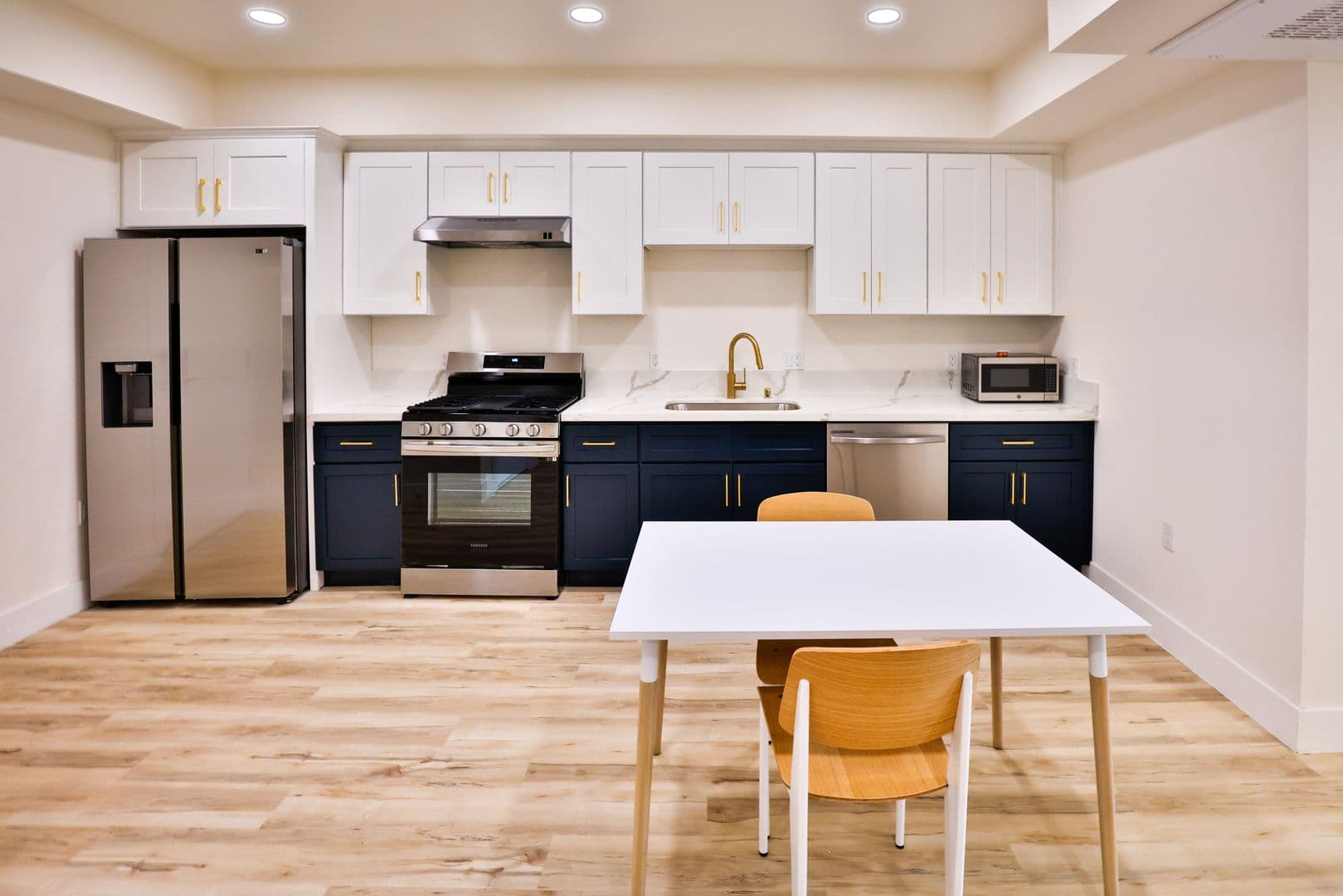 Los Angeles Apartment: 1421 W Adams Blvd