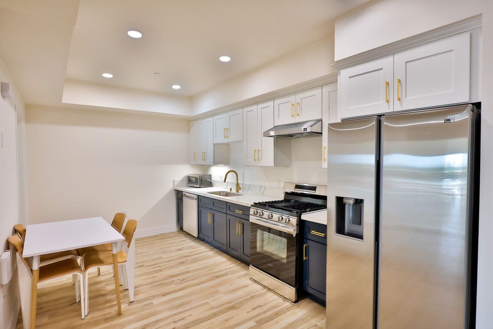 Los Angeles Apartment: 1421 W Adams Blvd