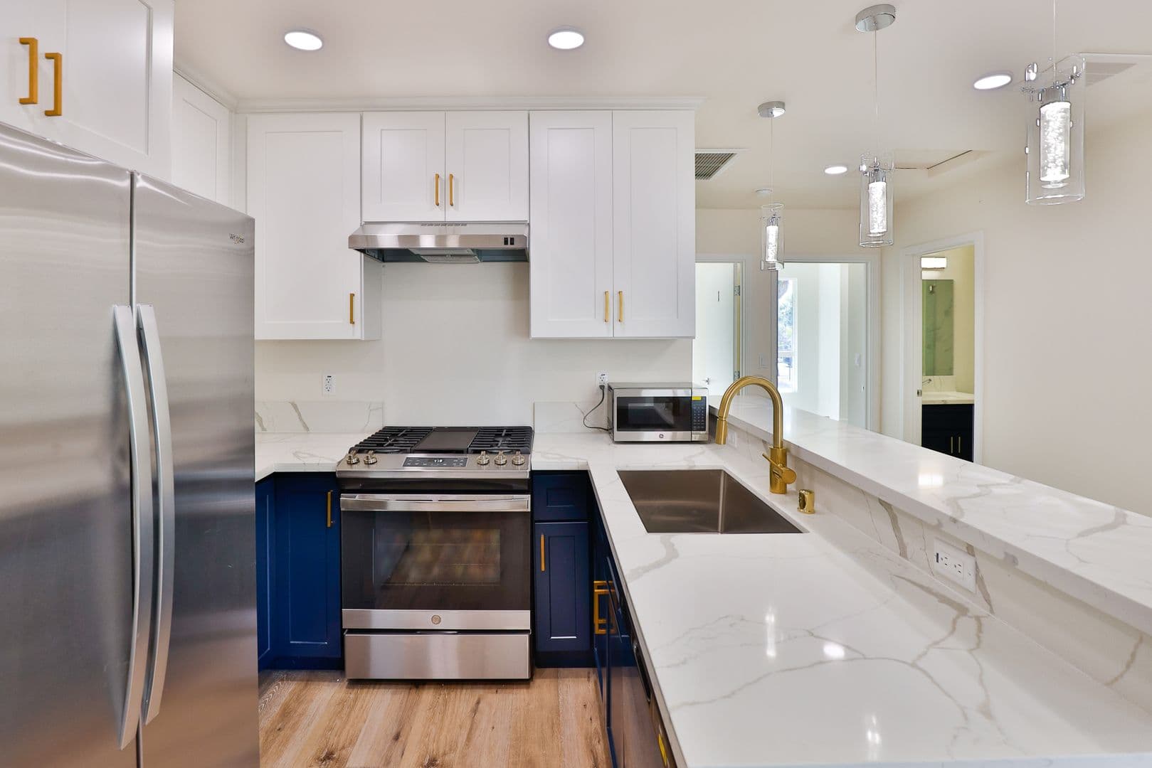 Los Angeles Apartment: 1118 W 37th Dr