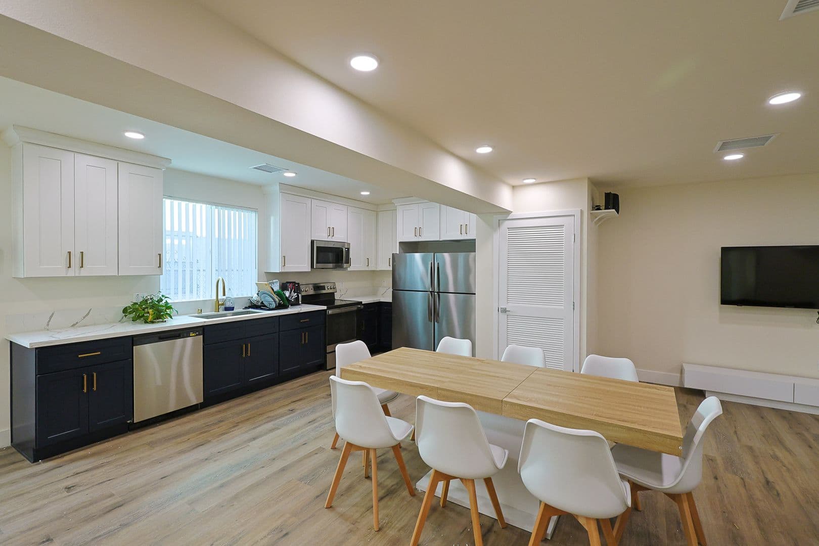Los Angeles Apartment: 1118 W 37th Dr