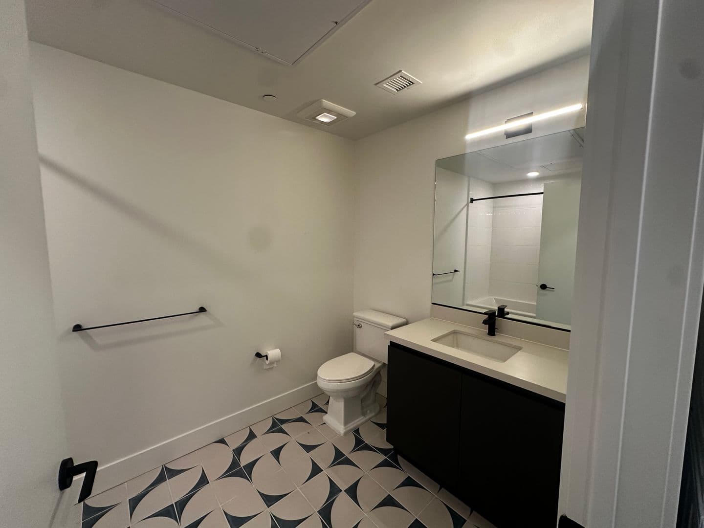 Los Angeles Apartment: 3450 W 43rd St