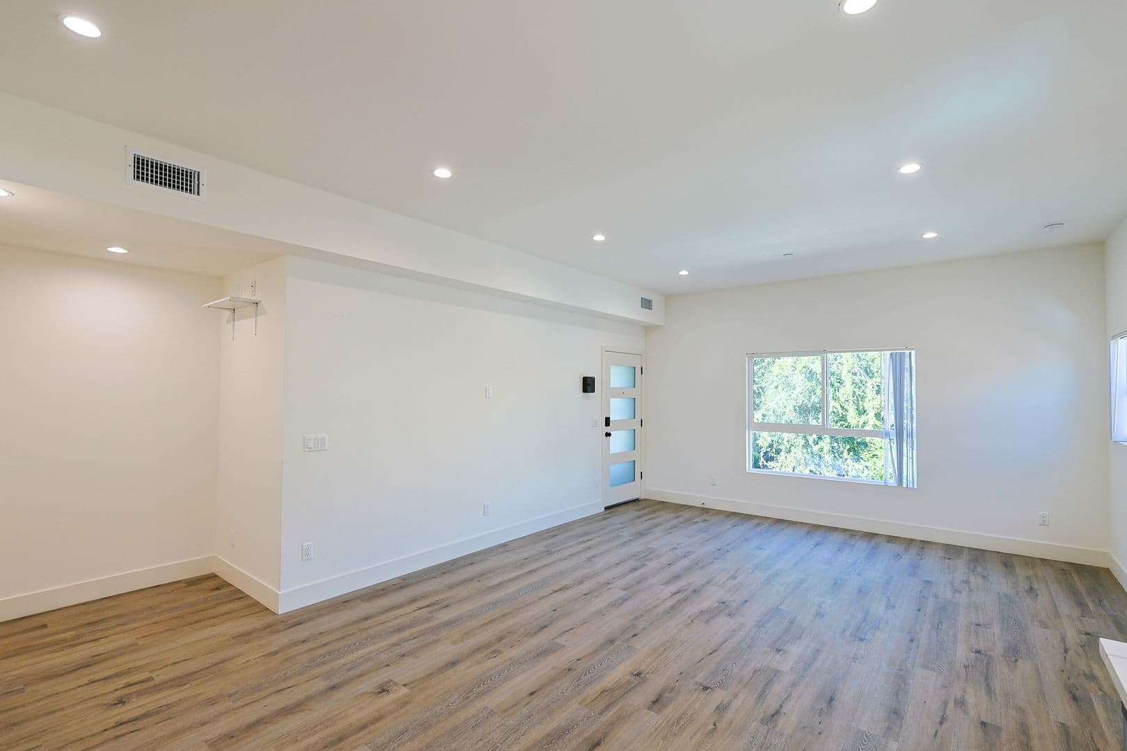 Los Angeles Apartment: 2616 Wellington Rd