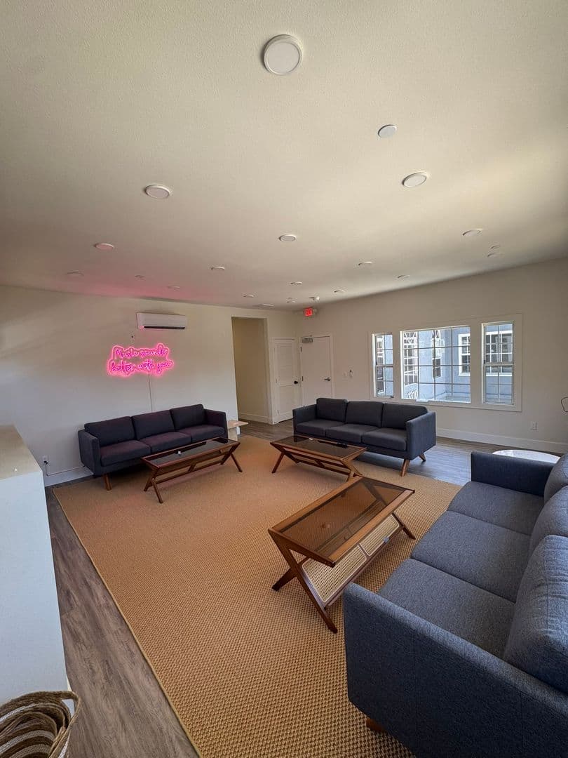 Los Angeles Apartment: 1310 S Gramercy Pl