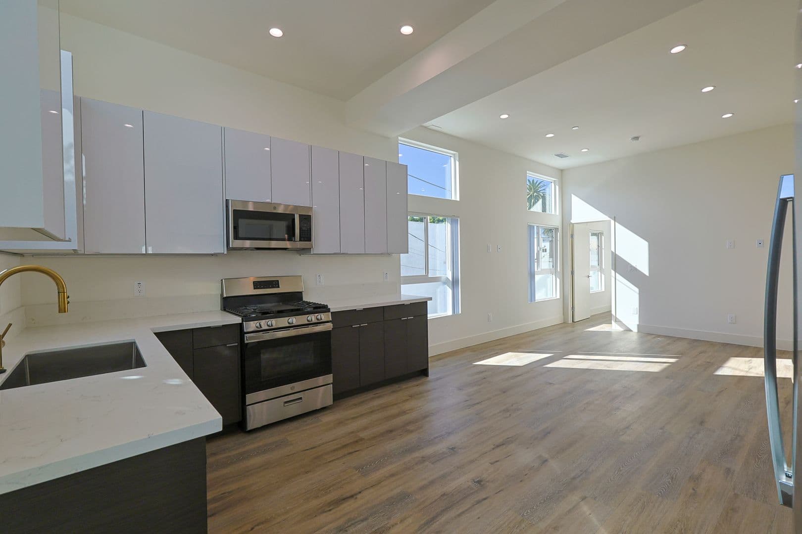 Los Angeles Apartment: 2616 Wellington Rd