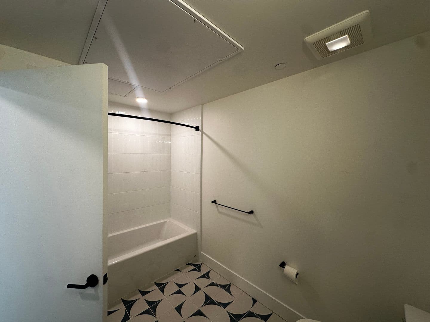 Los Angeles Apartment: 3450 W 43rd St