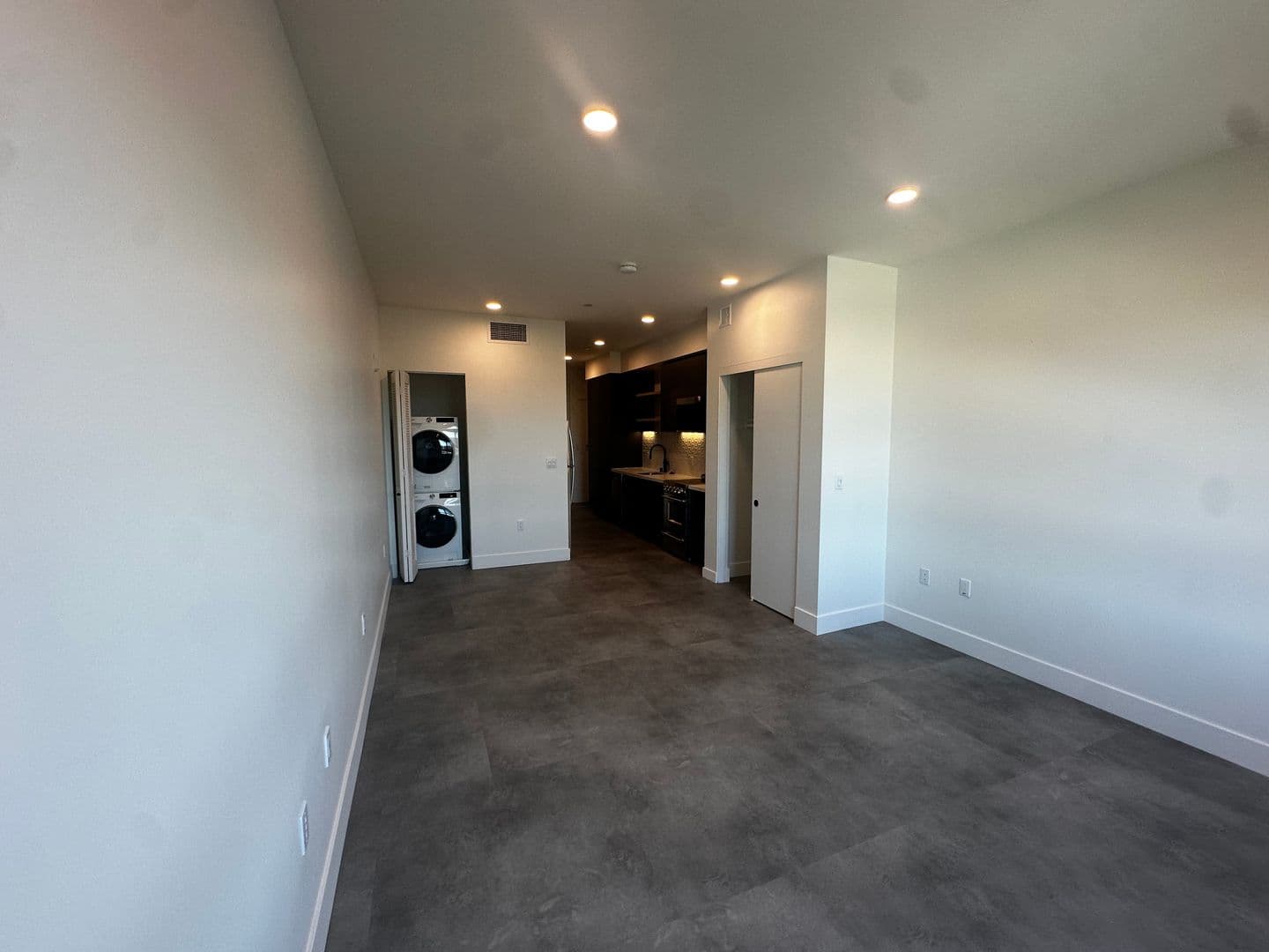 Los Angeles Apartment: 3450 W 43rd St