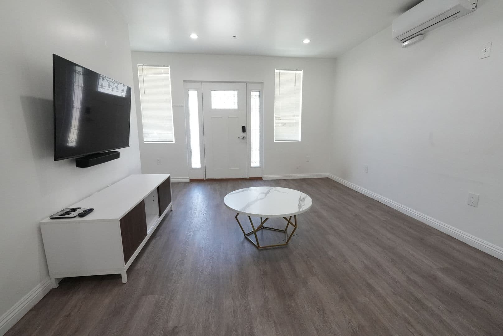 Los Angeles Apartment: 668 W 28th St