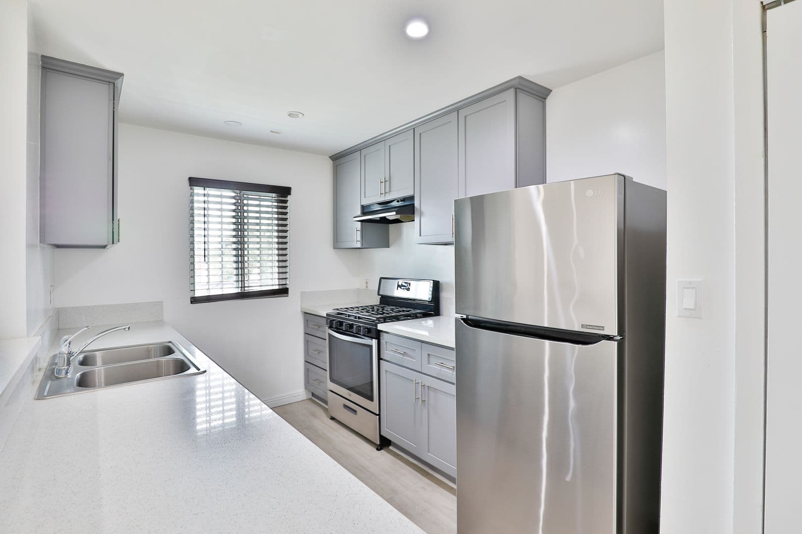 Los Angeles Apartment: 1881 Jefferson Blvd