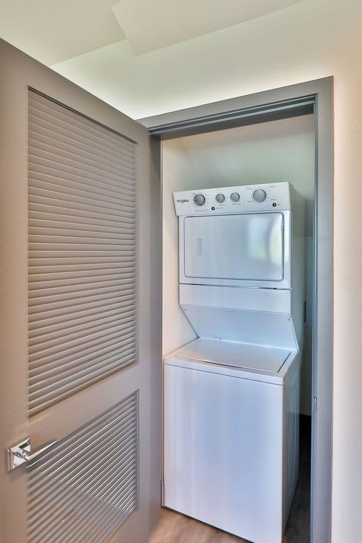Los Angeles Apartment: 1155 W 36th Pl