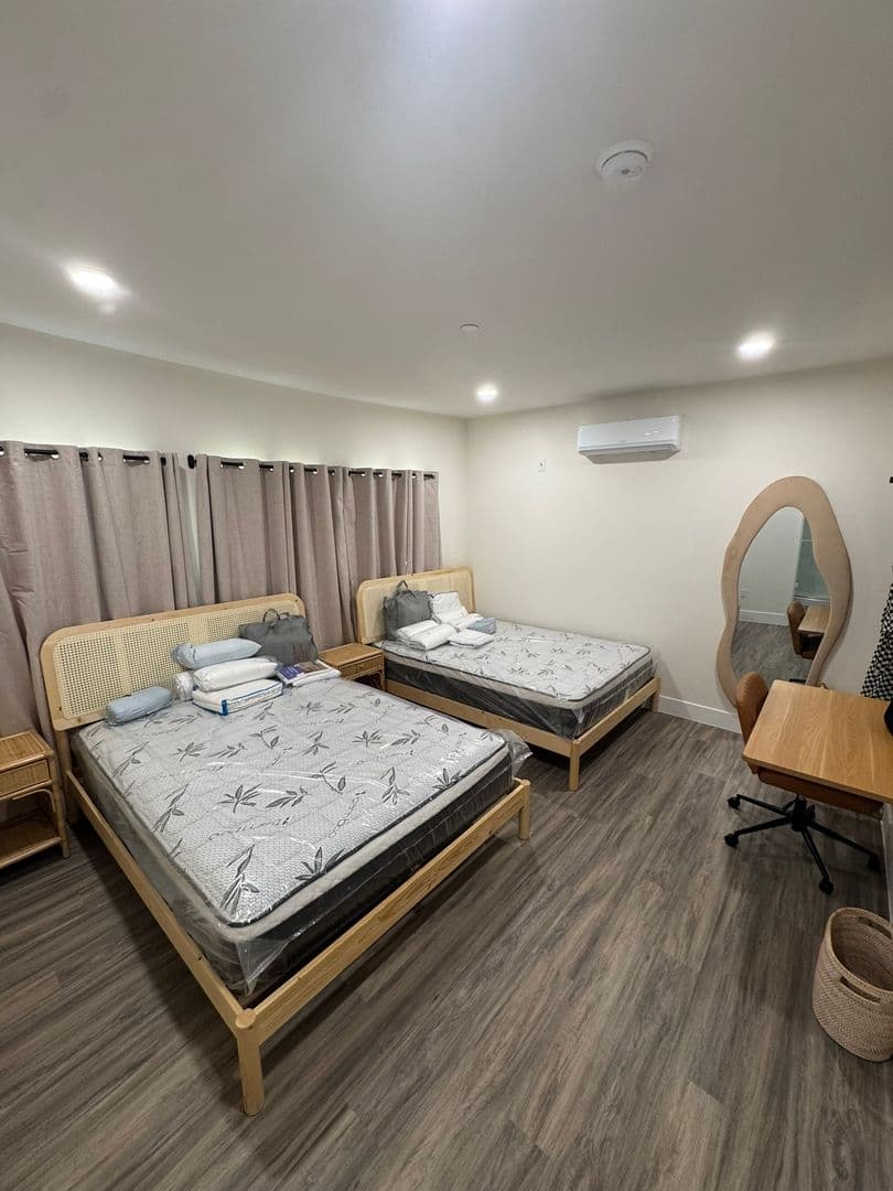 Los Angeles Apartment: 1310 S Gramercy Pl