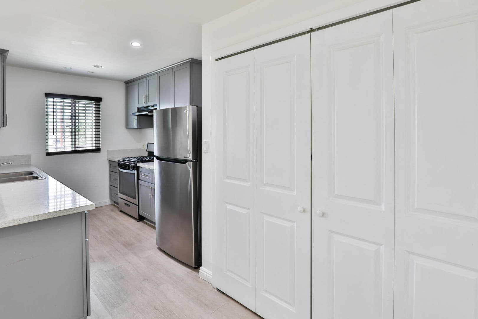 Los Angeles Apartment: 1881 Jefferson Blvd