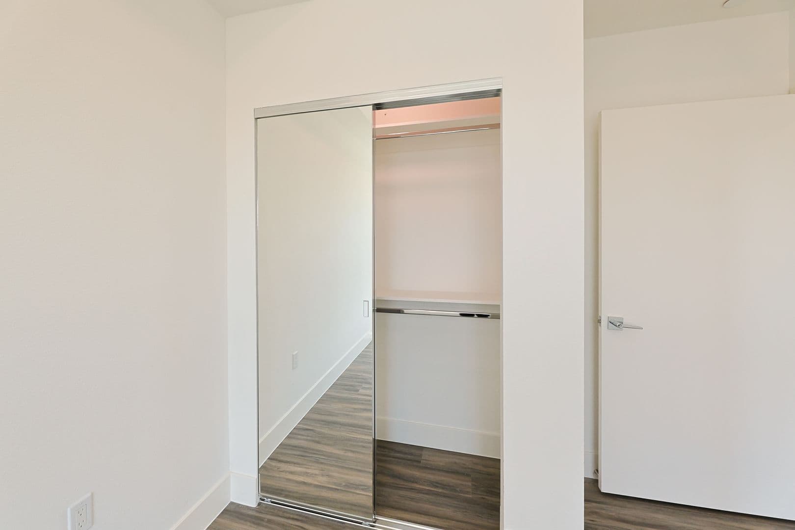 Los Angeles Apartment: 4000 Mont Clair St