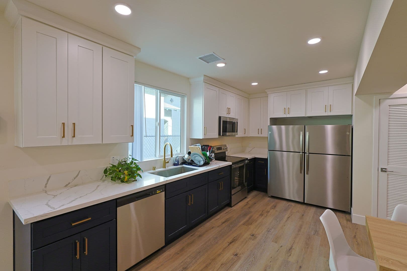 Los Angeles Apartment: 1118 W 37th Dr