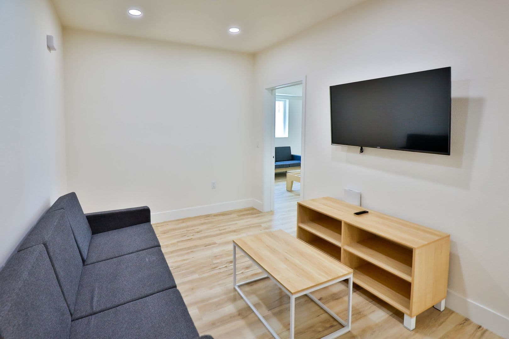 Los Angeles Apartment: 1421 W Adams Blvd