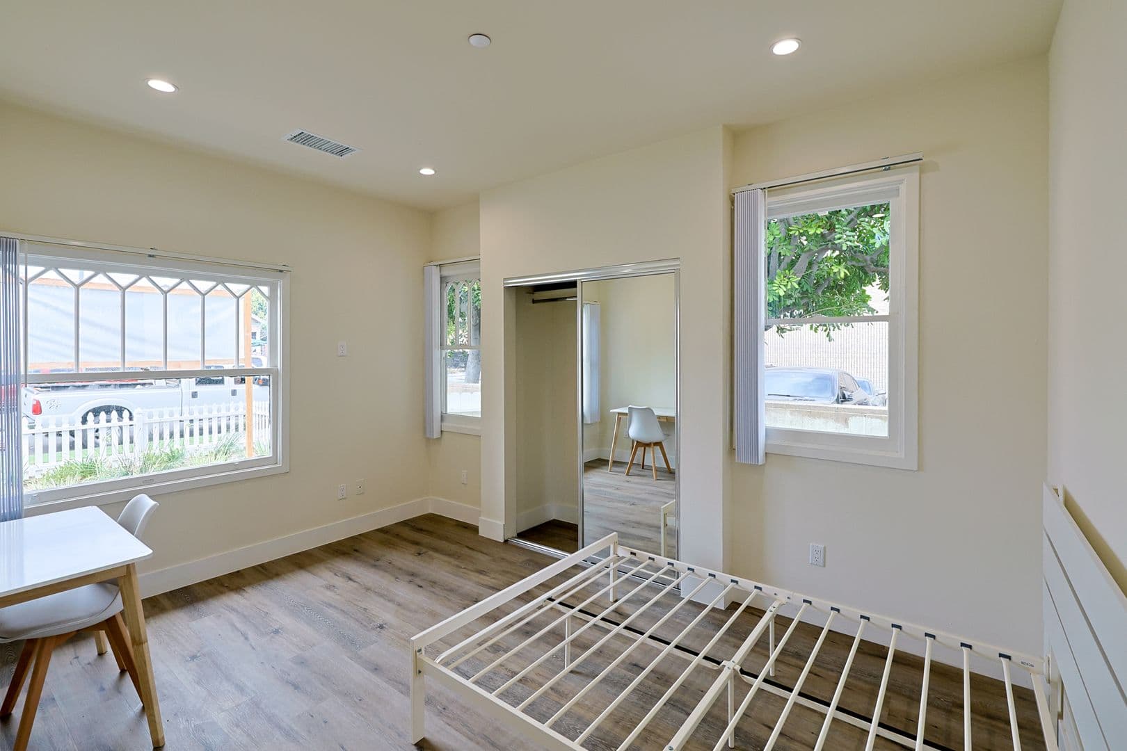 Los Angeles Apartment: 1422 W 29th St