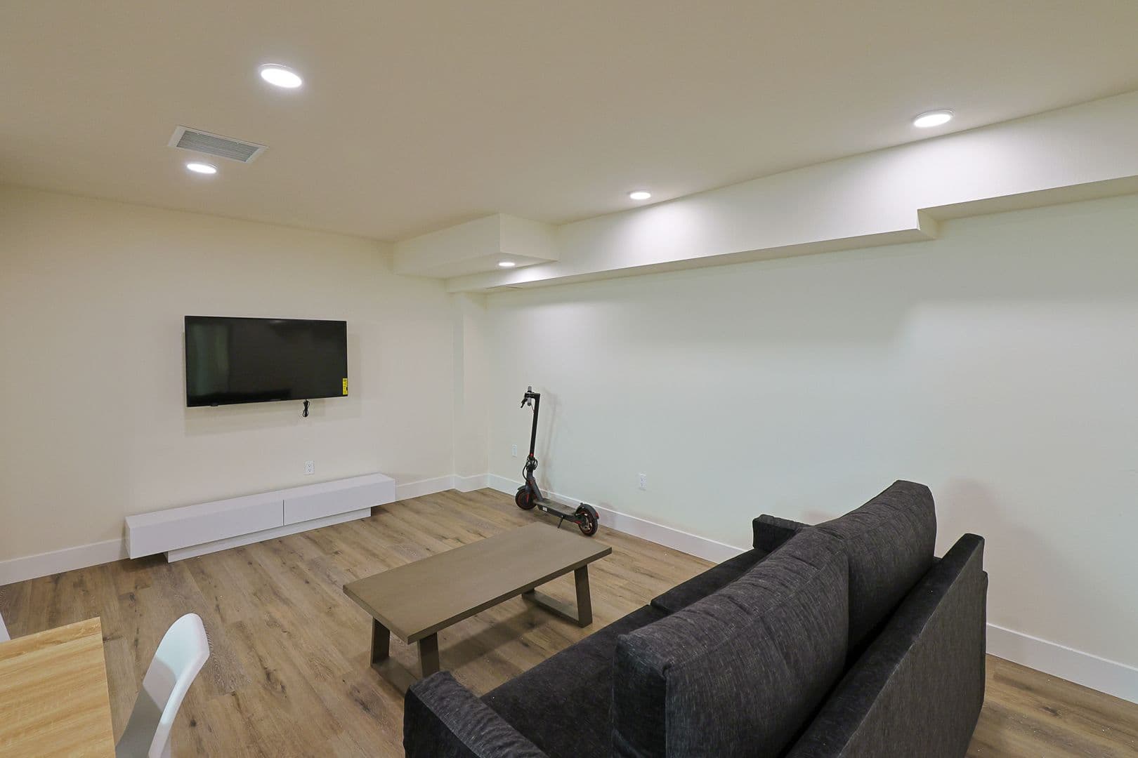 Los Angeles Apartment: 1118 W 37th Dr