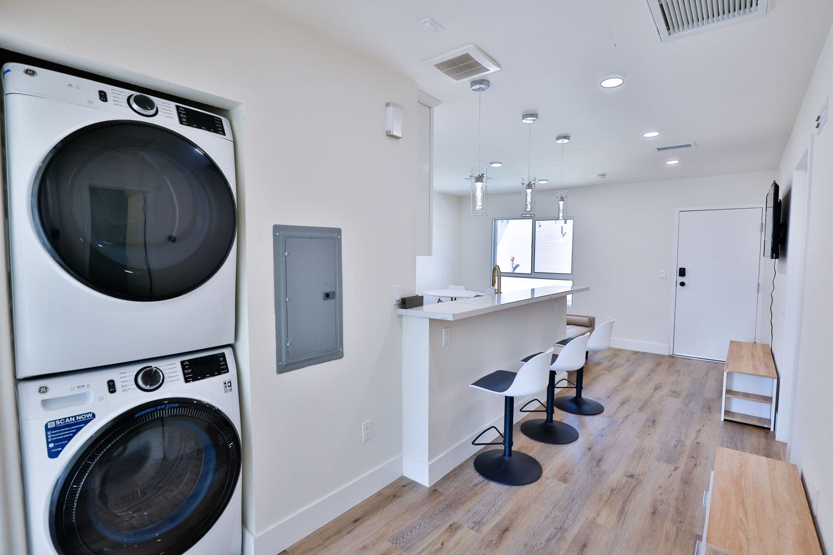 Los Angeles Apartment: 1118 W 37th Dr