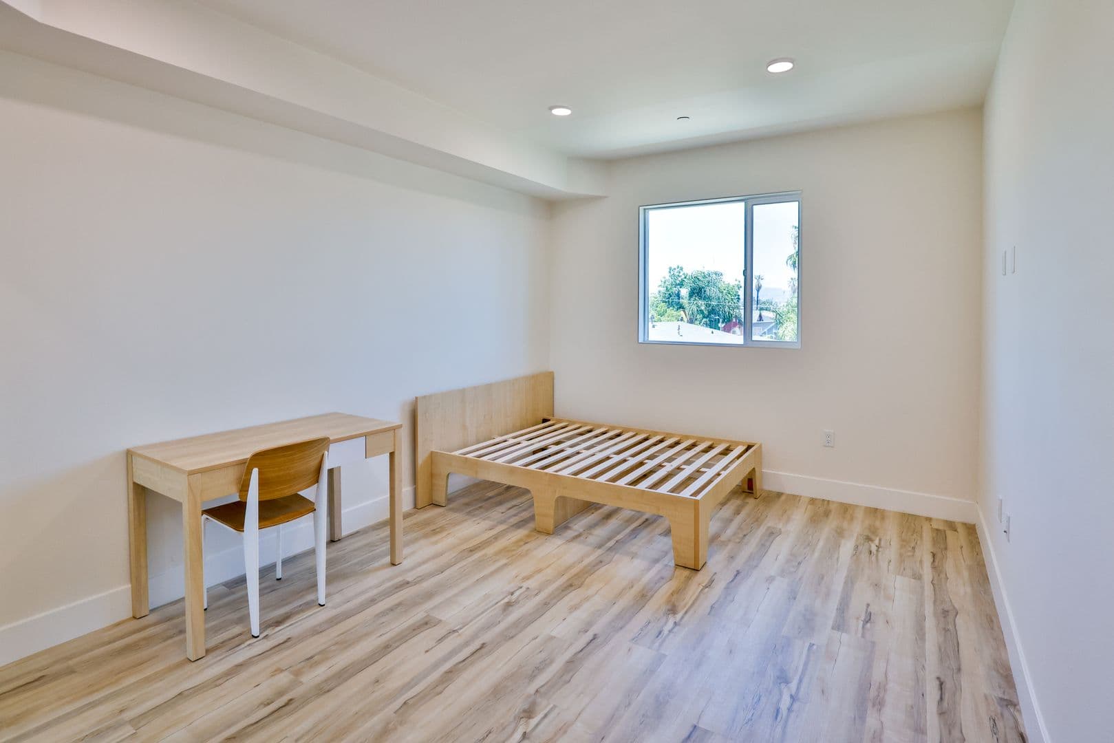 Los Angeles Apartment: 1421 W Adams Blvd